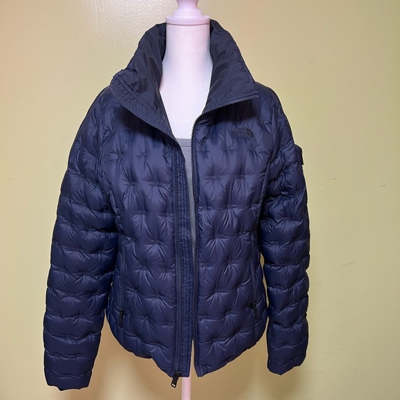 The North Face Holladown crop Cross-Stitch Goose Down Puffer Jacket, size Medium - Picture 6 of 17